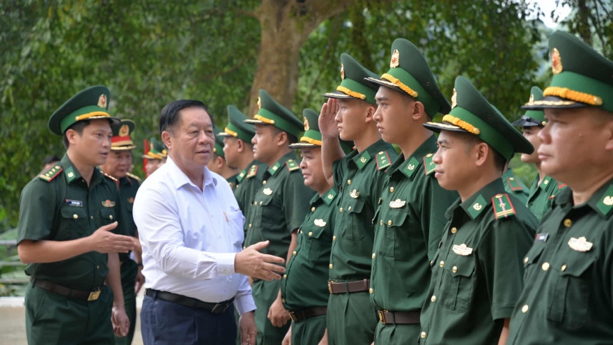 Trưởng ban Tuyên giáo và Dân vận Trung ương thăm quân, dân biên giới Cao Bằng