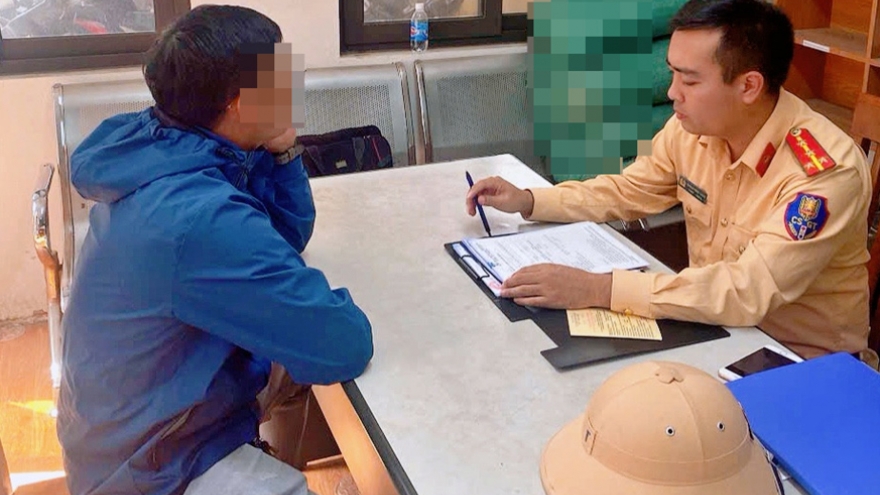 Phạt nóng tài xế xe bồn làm rơi vãi bê tông trên đường phố Hà Nội