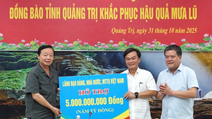 Phó Thủ tướng Trần Hồng Hà trao tiền hỗ trợ Quảng Trị khắc phục hậu quả mưa lũ