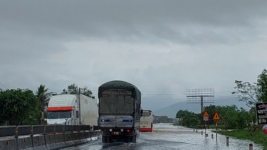 Mưa lớn gây ngập trên Quốc lộ 1A qua tỉnh Quảng Trị