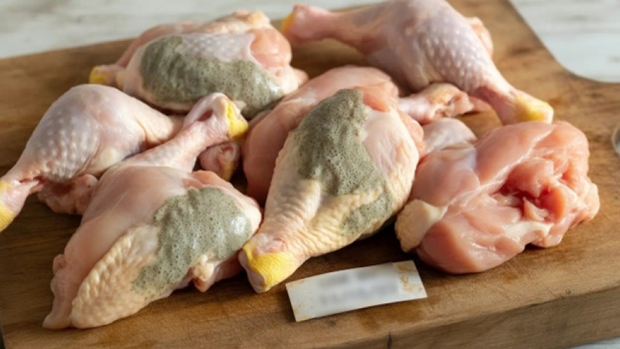 Thịt gà có những dấu hiệu này chớ dại mua về kẻo “rước họa vào thân”