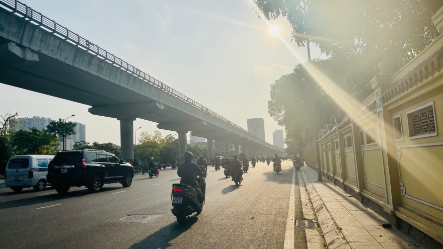 Thời tiết hôm nay 4/10: Bắc Bộ nắng nóng, Nam Bộ có mưa rào và dông