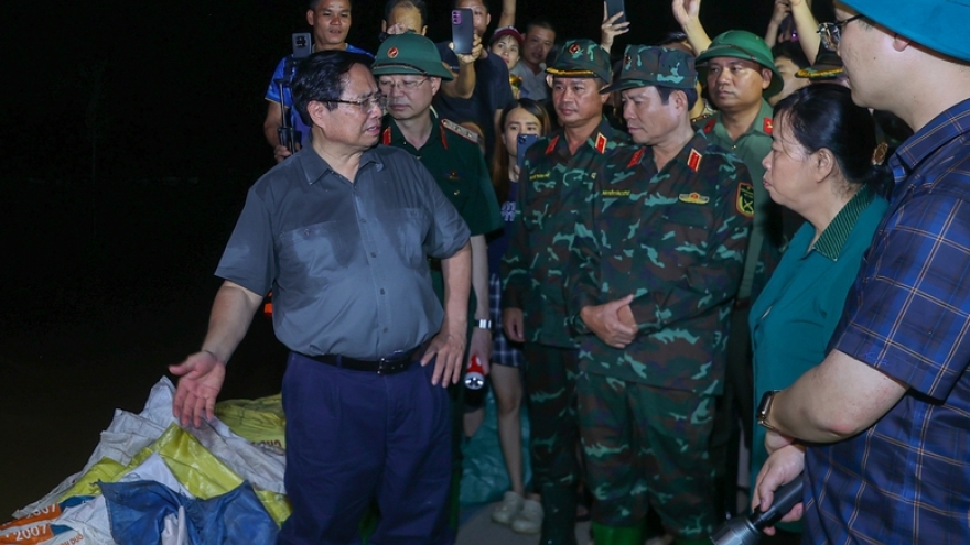 Thủ tướng thị sát vùng ngập ngoại thành Hà Nội, yêu cầu phương án di dời 30000 dân