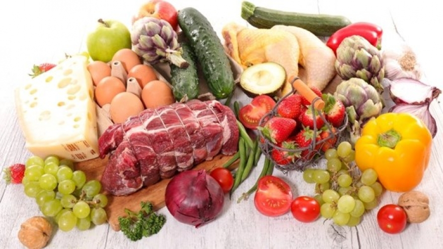 Loạt thực phẩm quen mặt ngon đến mấy cũng không nên ăn sống, cực hại sức khỏe