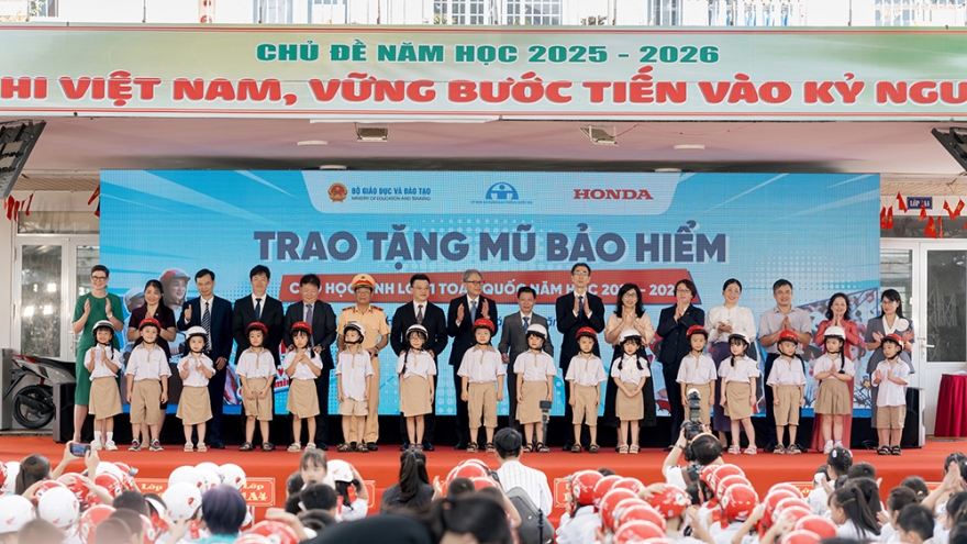 Honda trao tặng mũ bảo hiểm cho học sinh lớp 1 toàn quốc