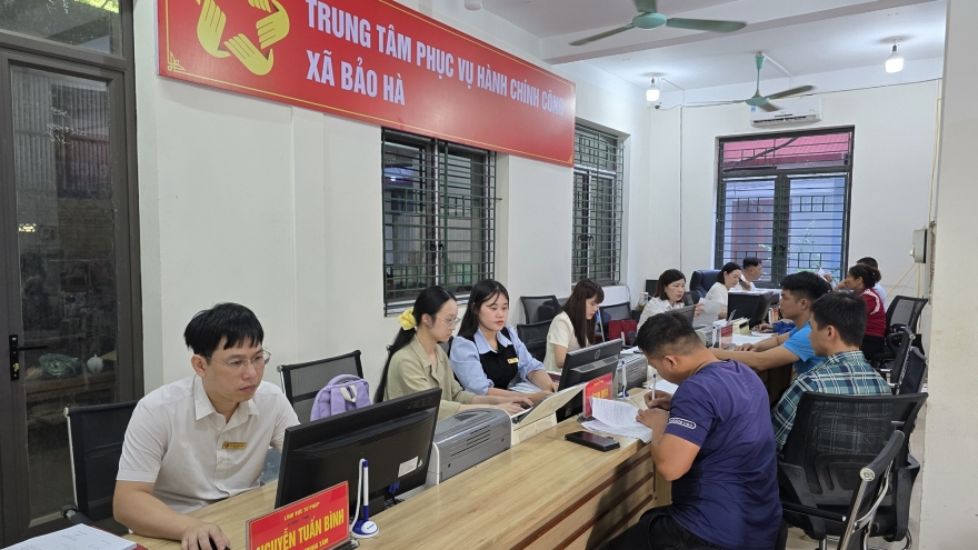 "Bà con đi từ xa đến chả lẽ mình không giải quyết, nên cố nán lại dù hết giờ"