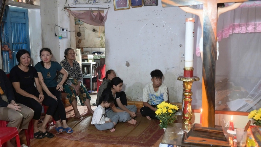 Đêm bão kinh hoàng ở Ninh Bình: Tang thương bao trùm, những đứa trẻ bơ vơ mất mẹ