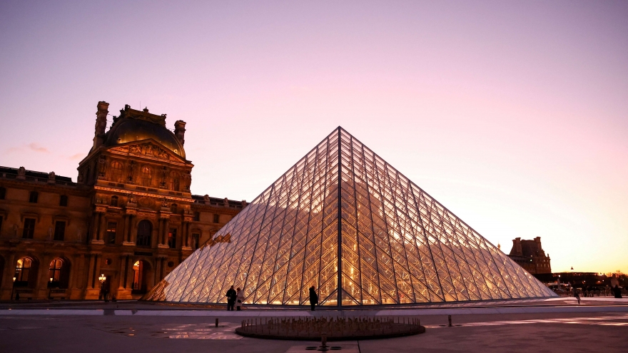 Cảnh sát bắt giữ nghi phạm thứ tư trong băng cướp bảo tàng Louvre