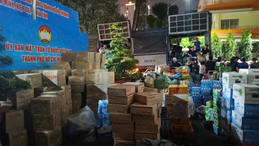 Hơn 380 tỷ đồng và 1.276 tấn hàng hóa từ TP.HCM gửi đến vùng lũ