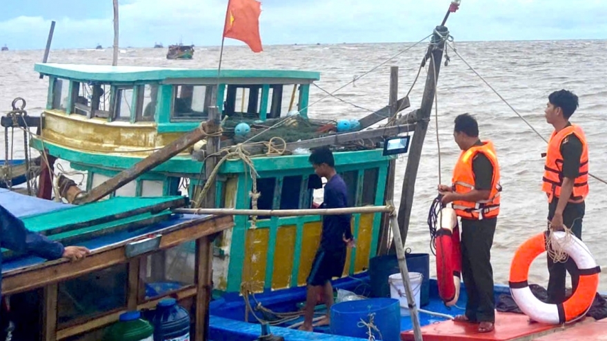 Biên phòng Cà Mau cứu 2 thuyền viên chìm tàu trên biển