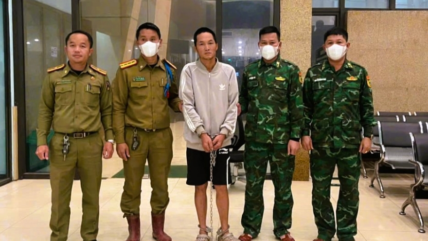 Tiếp nhận 2 nghi phạm trốn truy nã bị công an Lào bắt giữ