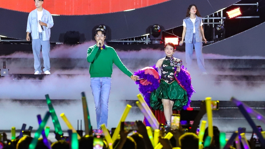 Đen Vâu nắm tay Hoàng Thùy Linh trong concert tôn vinh vùng mỏ Quảng Ninh