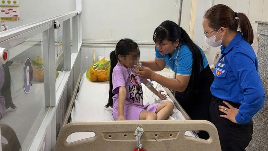 Khởi tố vụ án, bắt tạm giam mẹ ruột và người tình hành hạ bé gái 9 tuổi ở TP.HCM