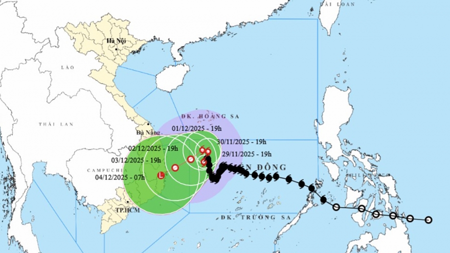 Bão số 15 gần như đứng yên trên Biển Đông, gió giật cấp 11