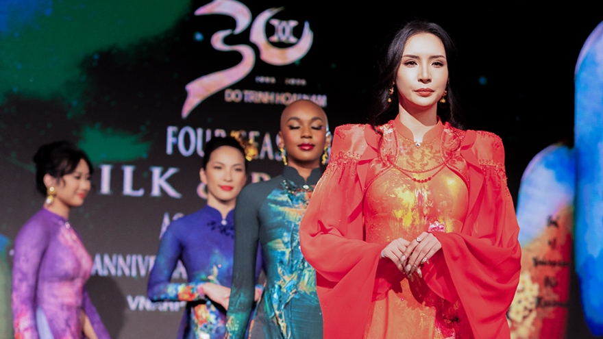 Áo dài lụa Việt họa tiết thêu tinh xảo cuốn hút khán giả Mỹ