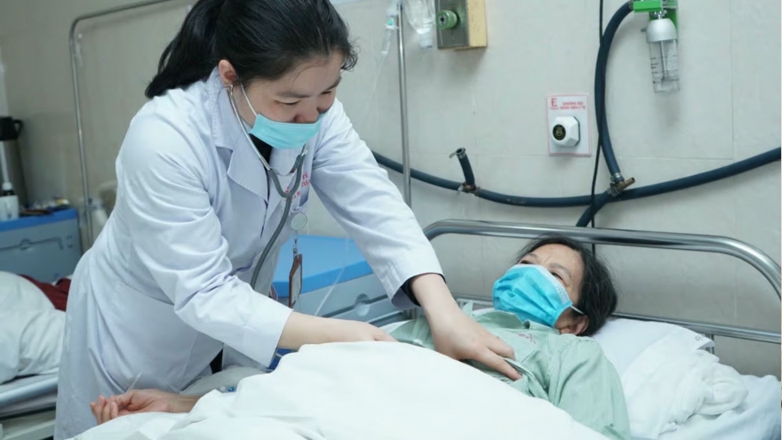 Thời tiết chuyển lạnh, bác sĩ cảnh báo những cơn 'đột kích sức khỏe' dễ gặp