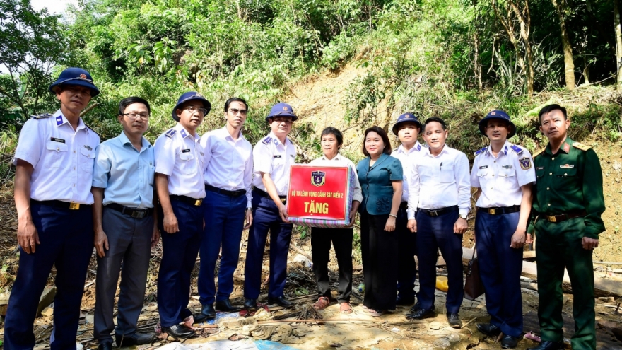 Bước chân lính biển giữa lũ dữ: Nơi nhân dân cần, họ có mặt