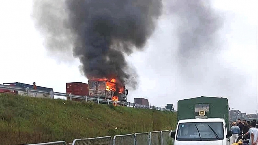 Ô tô tải bốc cháy dữ dội trên cao tốc Bắc - Nam