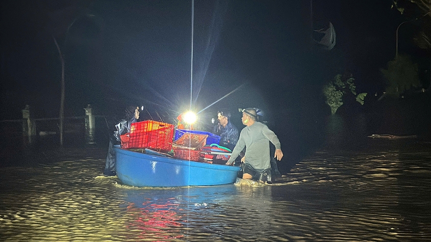 Xuyên đêm cứu hộ người dân ở Đắk Lắk bị ảnh hưởng bão số 13