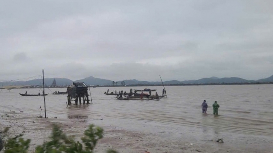 Lật thuyền đánh cá trên sông Gianh, 1 người mất tích