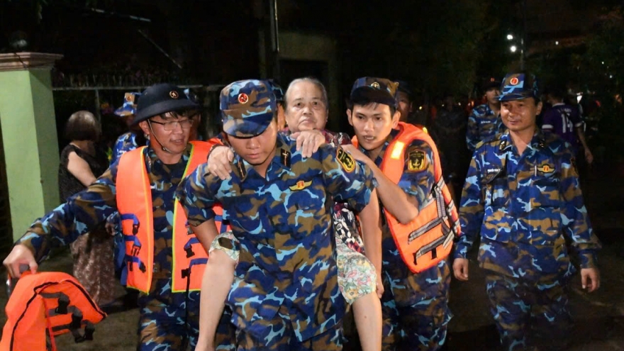 Chính ủy Hải quân biểu dương các đơn vị hỗ trợ nhân dân khắc phục hậu quả lũ