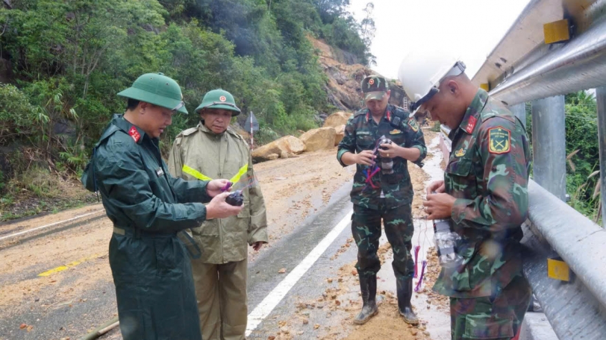 Phá nổ đá sạt lở, mở đường tại đèo Khánh Lê