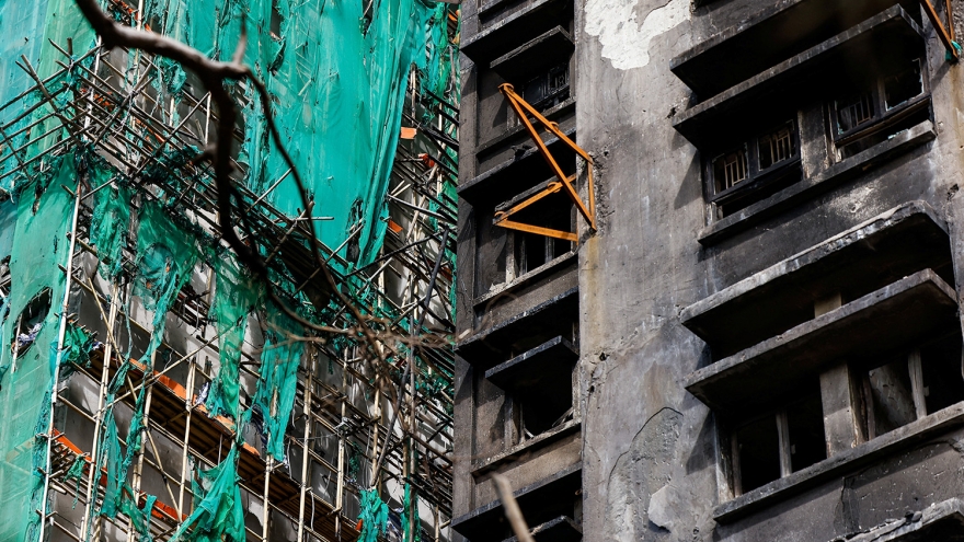 Tranh cãi về vật liệu xây dựng và lỗ hổng an toàn trong vụ cháy chung cư Hong Kong