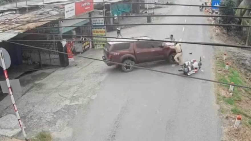 Tài xế xe bán tải húc ngã mô tô CSGT ở Tây Ninh rồi bỏ xe tháo chạy