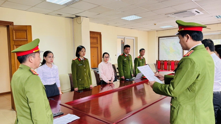 Khởi tố, bắt tạm giam 4 đối tượng vụ sập lan can đá sông Hồng ở Lào Cai