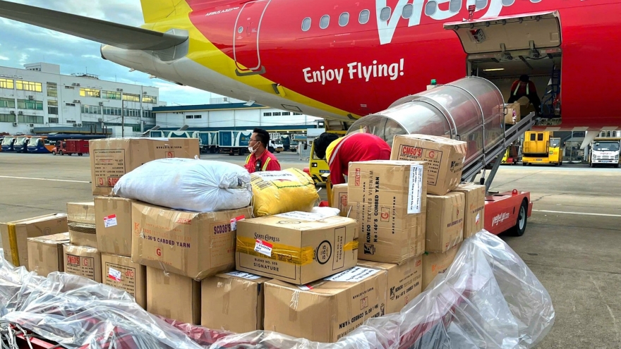 Những chuyến bay Vietjet chở đầy yêu thương