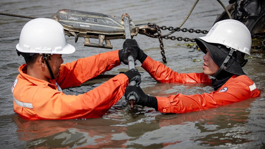 Khắc phục hậu quả bão số 13: Hầu hết khách hàng ở miền Trung được cấp điện trở lại