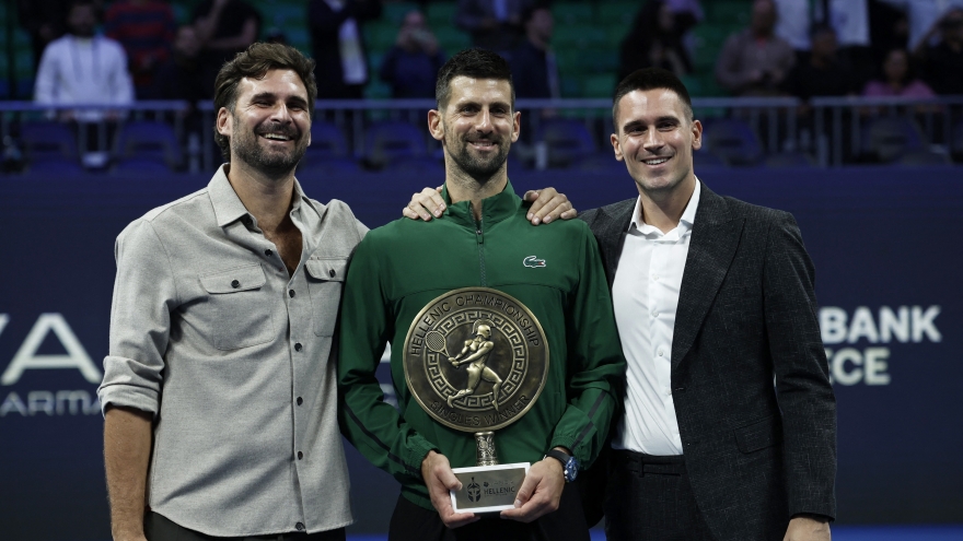 Djokovic có danh hiệu thứ 101, xé áo ăn mừng khi thiết lập nhiều kỷ lục