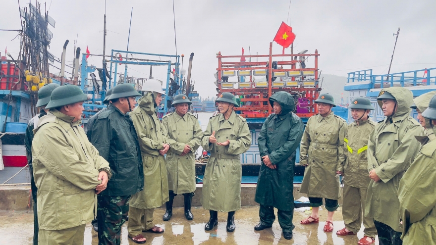 Đoàn công tác Bộ Quốc phòng kiểm tra, chỉ đạo ứng phó bão số 13 tại Quảng Ngãi