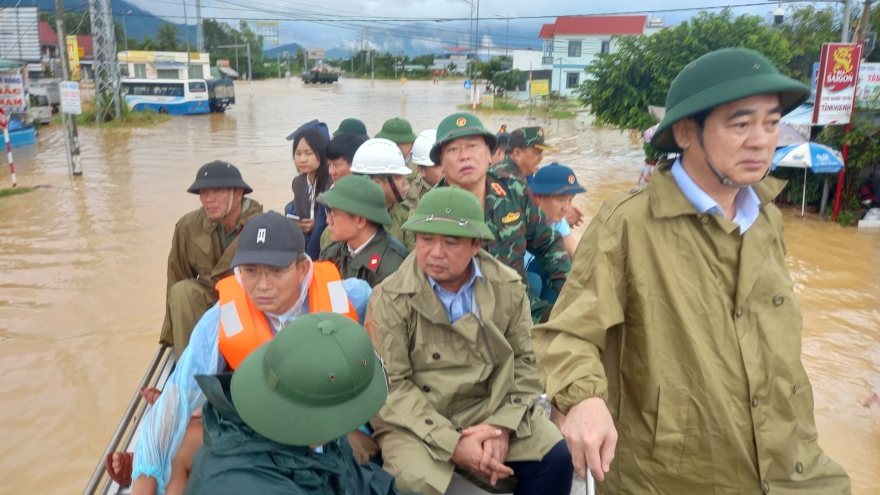 Phó Thủ tướng Hồ Quốc Dũng yêu cầu huy động tổng lực cứu dân vùng ngập sâu