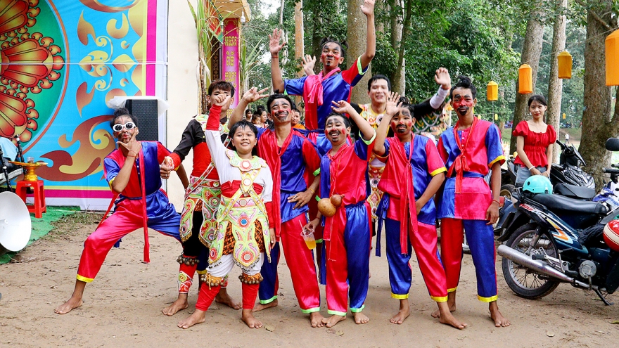 Bà con Khmer Vĩnh Long phấn khởi đón Ok Om Bok trong niềm vui không gian tỉnh mới