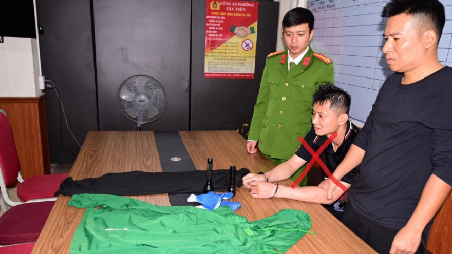 Bắt đối tượng người nước ngoài đập kính hàng loạt ô tô trộm cắp tài sản