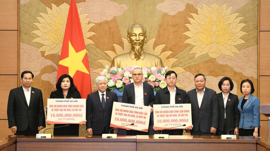 Hà Nội tiếp tục trao 30 tỷ đồng hỗ trợ 3 tỉnh khắc phục hậu quả mưa lũ