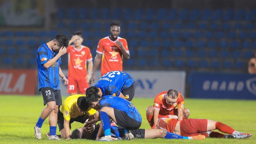 Trọng tài V-League sơ cứu giúp sao trẻ HAGL không cắn lưỡi
