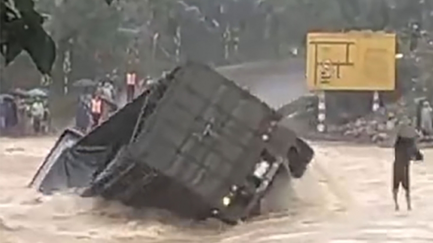 Bộ đội Biên phòng Quảng Trị gấp rút tìm kiếm tài xế mất tích ở cầu tràn La Lay