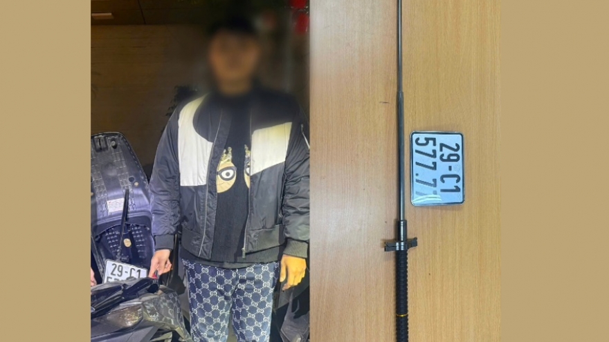 Liên tiếp phát hiện biển số giả, mang hung khí lưu thông giữa đêm ở Hà Nội