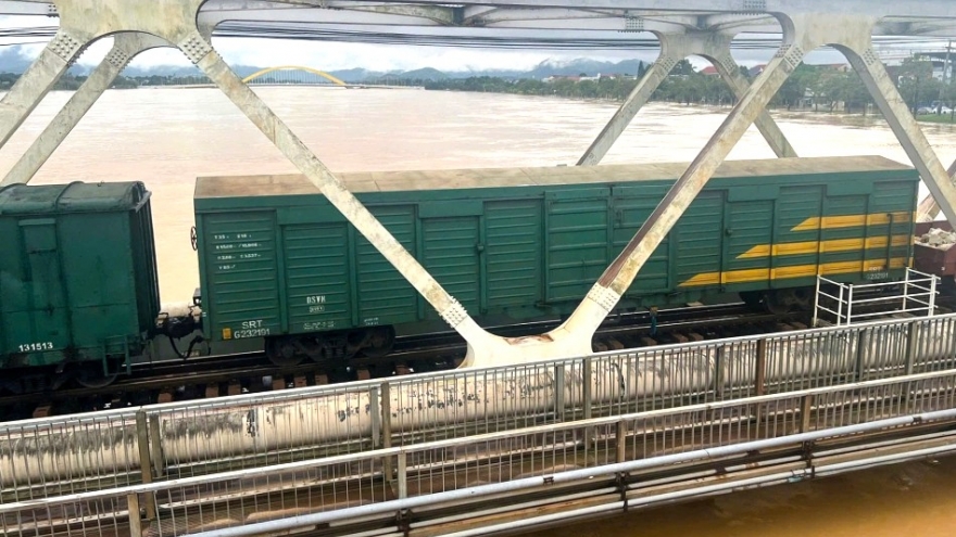 Huế: Lần thứ 3 điều tàu chở hàng chống trôi cầu đường sắt Bạch Hổ và Dã Viên