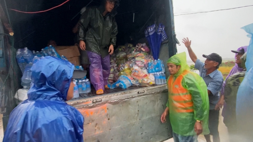 Tình người giữa mênh mông biển nước lũ ở Đắk Lắk