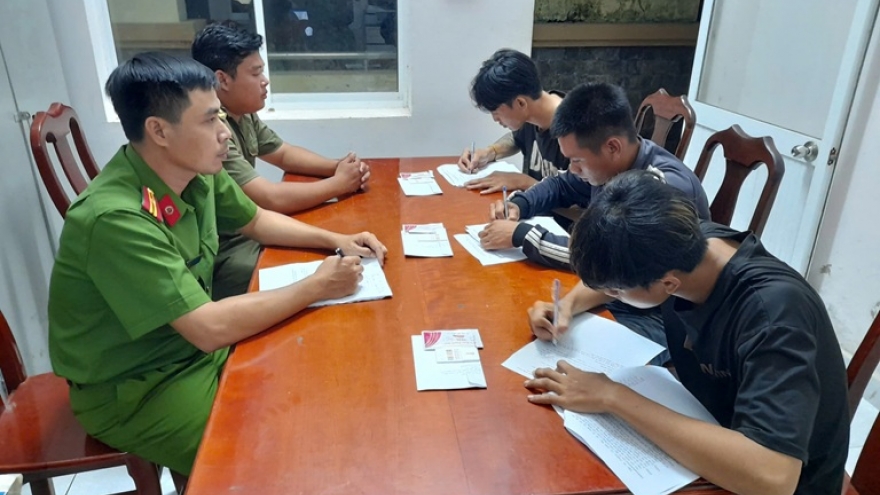 Công an lập chốt chặn trong đêm, truy bắt nhóm thanh niên sử dụng ma túy