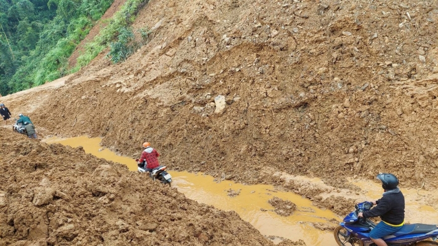 Quân khu 5 vượt bão gùi lương thực vào vùng bị cô lập Trà My