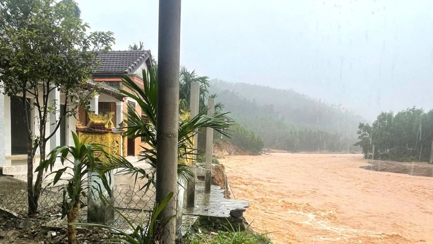 TP Huế ngập lụt trở lại, nhiều nơi sạt lở, giao thông bị chia cắt