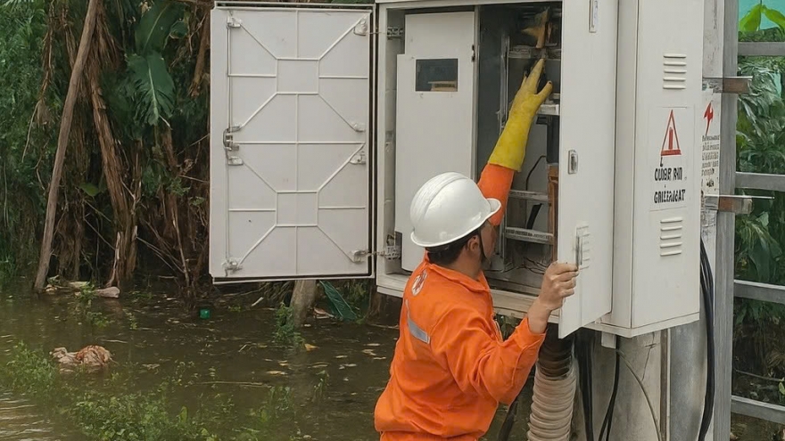 Ngập lụt diện rộng tại miền Trung khiến gần 204.000 khách hàng còn bị mất điện