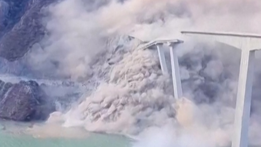 Cầu mới khánh thành ở Tứ Xuyên, Trung Quốc bị sập chỉ sau vài tháng