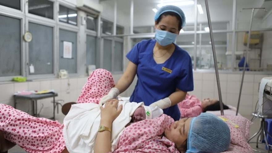 Thưởng khuyến khích sinh con có thể kéo tỷ lệ sinh tăng lên?