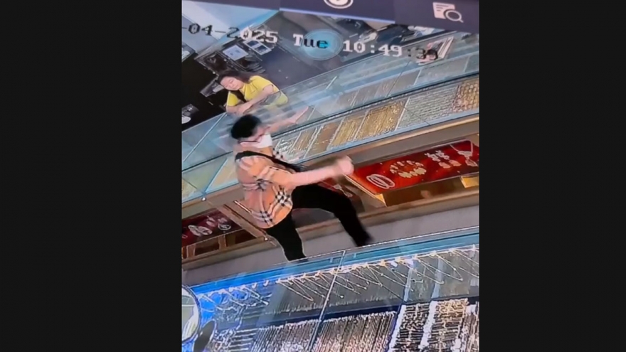 2 thanh niên đi xe không biển số, cướp nhẫn vàng ở TP.HCM rồi phóng xe tẩu thoát