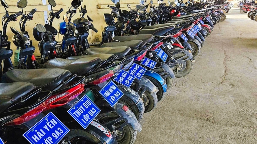 Gắn biển tên xe đạp điện, học sinh hình thành ý thức văn hóa giao thông học đường